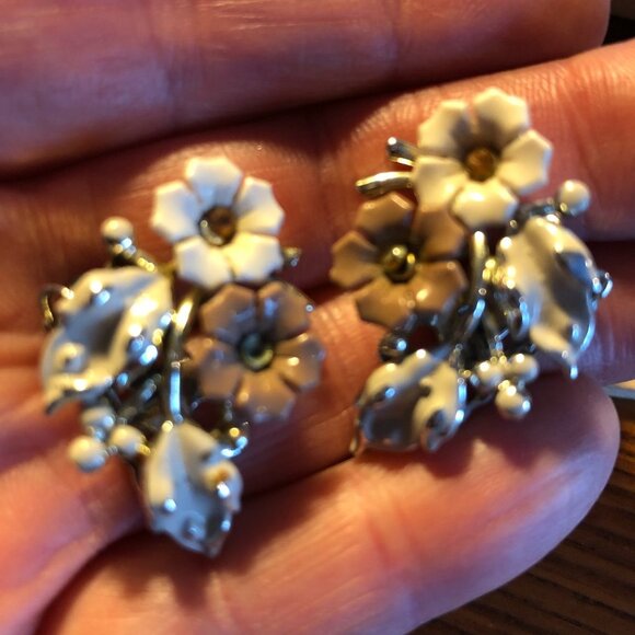 Vintage Coro Signed Clip Earrings Floral - Picture 1 of 3
